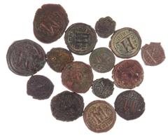 Ancient coins in lots Ancient coins in lots - A lot with bronze Byzantine coins, all Maurice Tiberius: 9 x Follis (6 x Theoupolis, 2 x Constantinople and 1 x Nicomedia), 4 x half Follis and 1 x Pentan