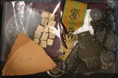 Medals World (boxes) Divers - Lotje diversen w.o. replica Leids lakenlood 1993, drie zilveren reizigerspenningen aan ketting, Vierdaagsekruis en wat Romeins grui