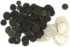 Ancient coins in lots Roman coinage - An interesting collection of appr. 80 bronze coins, mainly Roman Folles (mainly 4th century) and a few Antoniniani, many emperors, many different reverses, mainly