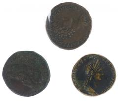 Ancient coins in lots Roman coinage - A small lot with 3 scarcer 'Sestertii': Pertinax (PROVIDENTIA DEORVM), Plotina (VESTA) and Antoninus Pius with Marcus Aurelius on rev. - totally 3 'coins' after R