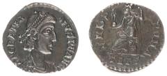 Roman Imperial Coinage Gratianus (367-383) - AR Siliqua (Treveri AD 368-375, 1,80 g) - Diademed, draped and cuirassed bust right / VRBS ROMA Roma seated left on throne holding Victoria on globe and re