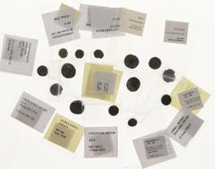 Ancient coins in lots Roman coinage - A lt with Roman coins, mainly small bronzes but also a few Antoniniani, several emperors like Constantinus I (incl. VRBS ROMA and CONSTANTINOPOLIS), Constans, Gra