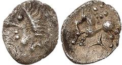 KELTEN GERMANIEN. VINDELIKER in Bayern. "1/4 Quinar" 0,41g, Oppidum "Manching". "Zangenkopf" n.l. / Pferd läuft n.l.; oben 5-Punkt; unten Winkelspitz. Kellner 718. . vz