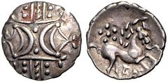 KELTEN BRITANNIEN. ICENI. "Quinar" (10 v. Chr. -60 n. Chr.) 1,11g. Ornament mit verdoppelter gegenständiger Mondsichel / / Pferd mit Fischgrätmähne läuft n. r., über dem Pferd blütenförmig Punkte ECE 