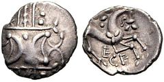KELTEN BRITANNIEN. ICENI. "Quinar" (10 v. Chr. -60 n. Chr.) 1,16g. Ornament mit verdoppelter gegenständiger Mondsichel / / Pferd mit Fischgrätmähne läuft n. r., über dem Pferd blütenförmig Punkte ECE 
