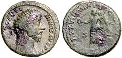 RÖMER RÖMISCHES KAISERREICH. MARCUS AURELIUS, Augustus 161-180. AE-Dupondius (164) 11,99g. Büste mit Strahlenkrone n. r. M AUREL ANTONINVS AVG PM / TRP X VIII IMP II COS III Victoria geht n. l. mit Pa