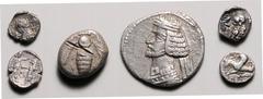 LOTS DER ANTIKE GRIECHEN. Allgemein: Silbermünzen. 6 Ag-Prägungen Attika / Athen Obol, Ionien / Ephesos 1/3 Stater, Parthien / Orodes Drachme (ss-), Phönicien / Tyros Obol, sowie 2 weitere Obole. . me