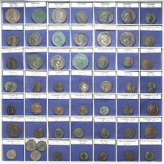 LOTS DER ANTIKE RÖMISCHES KAISERREICH. Römisches Kaiserreich Ende 3. bis 5. Jahrhundert. Sammlung von 128 spätrömischen Prägungen: ab Tetrarchie 285 n. Chr - Anfang 5. Jh. n.Chr. AE-Folles 28-24mm: Di