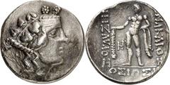 * Tetradrachmon (nach 100/80 v.Chr.) 15,5g. Dionysoskopf mit Efeukranz n.r. / HPAKLEOYS - OSIWS[.] - IHZLVLOS Herakles steht nackt mit Löwenfell und Keule l. Monogramm für MH. Göbl, OTA II 5 var., Cas