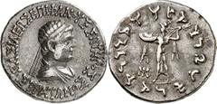 Tetradrachmon 9,51g, Kohat. Bartlose Himationsbüste mit Diadem n. r. BASILEWS EPIFANOUS SOTHROS STRATWNOZ / Us. Karoshti Nike n. l. mit Schild, schleudert Blitzbündel. Mitch. 330.