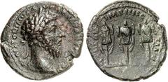RÖMER RÖMISCHES KAISERREICH. MARCUS AURELIUS, Augustus 161-180. AE-As (167) 11,01g. Kopf m. Lkr. n.r. M ANTONINVS AVG - ARM PARTH MAX / TR - P XXI - IMP IIII COS III - S - C Drei Trophäen. RIC 947, C.