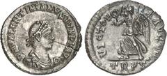RÖMER RÖMISCHES KAISERREICH. VALENTINIANUS II. 375-392. Siliqua (375/383) 1,82g, Trier. Paludamentbüste m. Perlendiadem n.r. D N VALENTINIANVS IVN P F AVG / VICTOR-IA AVGGG Victoria schreitet n.l.; un