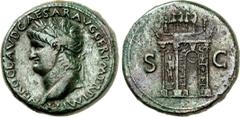 RÖMER RÖMISCHES KAISERREICH. NERO 54-68. AE-Sesterz (65) 25,15g, Lyon. Kopf mit Lorbeerkranz auf winzigem Globus n.r. NERO CLAVD CAESAR AVG GER P M TR P IMP P P / S - C Triumphbogen; oben Kaiser in Qu