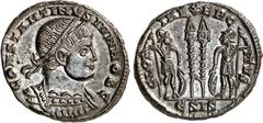 RÖMER RÖMISCHES KAISERREICH. Constantinus II. Caesar 317-337. AE-Minutus 17/18mm (331/335) 2,69g, Siscia, 5. Off. Panzerbüste m. Lkr. n.r. CONSTANTINVS IVN NOB C / GLOR-IA EXERC-ITVS 2 Soldaten mit 2 