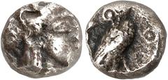 GRIECHEN ATTIKA. ATHEN. Obolos (1/12 Stater) (um 470 v.Chr.) 0,75g. Behelmter Athenakopf n.r. / AQE Eule steht n.r. Svor. 9/42, Starr 32d. SNG Tübingen 1637vgl. BMC.96-100. Vs. Schrf. s-