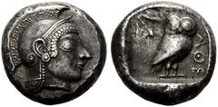 GRIECHISCHE MÜNZEN ATTIKA. ATHEN.   Tetradrachmon, ca. 500 v. Chr. Archaischer Kopf der Athena n. r. im Helm mit Helmbusch, der mit einer kleinen Ranke verziert ist; scheibenförmiger Ohrring. Rv. Eule