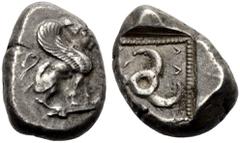 GRIECHISCHE MÜNZEN LYKIEN. LYKISCHE DYNASTEN.   Kuprlli 480-430 v. Chr. Stater nach ca. 450 v. Chr. Xanthos (?).Sitzende Sphinx n. r. mit Haar in Sakkos. Rv. Triskeles n.l. drehend im Perlrahmen und Q
