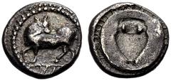 GRIECHISCHE MÜNZEN LUKANIEN. SYBARIS. Triobol, 500-480 v. Chr. VM Stier n.l. stehend, Kopf n.r. gewendet. Rv. Amphora, inkus; außen Zahnschnittbordüre. 1,34 g. 11 mm. SNG ANS 857. Winterthur 415. Selt