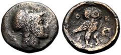 GRIECHISCHE MÜNZEN ATTIKA. ATHEN. Kleinbronze, 3. Jh. v. Chr. Kopf der Athena im Helm n. r. Rv. Eule zwischen Α-Θ-Ε; l. im Feld Kranz. 2,11 g. 14 mm. SNG Cop. 96. Knapp sehr schön