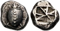 GRIECHISCHE MÜNZEN AIGINA. Stater, 550-525 v. Chr. Meeresschildkröte mit Kragen und sechs Pünktchen auf dem Rücken. Rv. Anepigrafisch. Inkusum mit 8 Teilen. 12,34 g. 22 mm. Hoover, HGC 6,428 (Meadows 