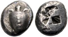 GRIECHISCHE MÜNZEN AIGINA. Stater, 525-475 v. Chr. Meeresschildkröte. Rv. Windmühlenflügelartiges Quadratum incusum. 12,02 g., 20 mm. SNG Lockett 1946. Hoover, HGC 6,433. Meadows Gp. IIc. Sehr schön E