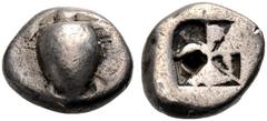 GRIECHISCHE MÜNZEN AIGINA. AR Triobol, 525-475 v. Chr. Chr. Meeresschildkröte. Rv. Mehrgeteiltes Quadratum incusum. 2,89 g., 13 mm. SNG Lockett 1965. Hoover, HGC 6,447. Meadows Gp. IIb Sehr schön