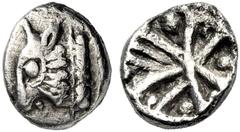 GRIECHISCHE MÜNZEN UNBESTIMMTE KLEINASIATISCHE MÜNZSTÄTTEN Diobol(?) 500-475. Kalbskopf n. l., Halsabschnitt geperlt. Rv. Quadratum incusum, durch Balken in viele Teilfelder eingeteilt, in diesen jewe