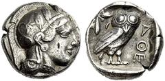 GRIECHISCHE MÜNZEN ATTIKA ATHEN Tetradrachmon um 440. Athenakopf n. r. im attischem Helm, dekoriert mit drei Ölblättern und Ranke. Rv. AQE Eule n. r., Kopf frontal, dahinter Mondsichel und Olivenzweig