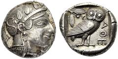 GRIECHISCHE MÜNZEN ATTIKA ATHEN Tetradrachmon um 440. Athenakopf mit attischem Helm n. r., auf dem Helmkessel drei Ölblätter und Ranke. Rv. AΘE Eule n. r., Kopf frontal, dahinter Mondsichel und Oliven