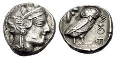 GRIECHISCHE MÜNZEN ATTIKA ATHEN Tetradrachmon um 425 v. Chr. Athenakopf im attischen Helm mit Ranke und drei Ölblättern n.r. Rv. AΘE Eule n.r. stehend, Kopf von vorne, im Felde l. Mondsichel und Olive