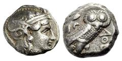 GRIECHISCHE MÜNZEN ATTIKA ATHEN Tetradrachmon um 356 v. Chr. Athenakopf n. r., auf ihrem Helmkessel Ranke und zwei Blätter. Rv. Eule n. r., im Felde l. Ölblätter und Mondsichel, r. AΘE. 17,22 g. Svoro