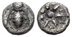 GRIECHISCHE MÜNZEN IONIEN EPHESOS Tetartemorion, 500-450 v. Chr. Biene. Rv. Achtstrahliger Stern mit Zentralpunkt. 0,09 g. Karwiese Serie III,a,1. Vgl. SNG Tübingen 2759 (Hemiobol). Kraay, Colophon 8,