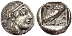 GRIECHISCHE MÜNZEN ATTIKA ATHEN Tetradrachmon, 460-455 v. Chr. Athenakopf im attischen Helm mit Helmzier n.r., auf dem Kessel Ranke, über dem Visier drei Olivenblätter. Rv. AΘE Eule n.r. stehend, Kopf