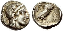 GRIECHISCHE MÜNZEN ATTIKA ATHEN Tetradrachmon, 435-420 v. Chr. Athenakopf im attischen Helm n.r., auf dem Helm Ranke und drei Olivenblätter. Rv. AΘE Eule n.r. stehend, Kopf von vorne, im Felde l. Mond