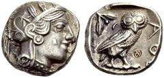 GRIECHISCHE MÜNZEN ATTIKA ATHEN Tetradrachmon um 425 v. Chr. Athenakopf im attischen Helm mit Ranke und drei Ölblättern n.r. Rv. AΘE Eule n.r. stehend, Kopf von vorne, im Felde l. Mondsichel und Olive