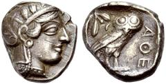GRIECHISCHE MÜNZEN ATTIKA ATHEN Tetradrachmon um 415 v. Chr. Athenakopf im attischen Helm mit Ranke und drei Ölblättern n.r. Rv. AΘE Eule n.r. stehend, Kopf von vorne, im Felde l. Mondsichel und Olive