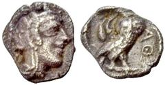 GRIECHISCHE MÜNZEN ATTIKA ATHEN Obol, 425-410 v. Chr. Athenakopf im attischen Helm mit Ranke und drei Olivenblättern n.r. Rv. AΘE Eule n.r. stehend, Kopf von vorne, im Felde l. Olive mit Blatt. 0,66 g