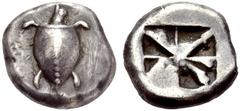 GRIECHISCHE MÜNZEN AIGINA Stater, 550-500 v. Chr. Schildkröte von oben gesehen, Punktreihe auf dem Panzer. Rv. Quadratum incusum, in acht Teilfelder aufgeteilt. 12,09 g. SNG Lockett 1960. Asyut 541. M