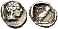 GRIECHISCHE MÜNZEN ATTIKA ATHEN Drachme, 430-410 v. Chr. Athenakopf im attischen Helm, der mit einer Ranke und drei Olivenblättern verziert ist. Rv. AΘE Eule n.r. stehend, Kopf von vorne, leicht verti