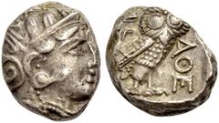 GRIECHISCHE MÜNZEN ATTIKA ATHEN Tetradrachmon, ca. 323-297 v. Chr. Kopf der Athena mit scheibenförmigem Ohrring im korinthischen Helm n. r. Rv. AΘE Eule n. r., Kopf frontal, oben l. Ölzweig und Halbmo