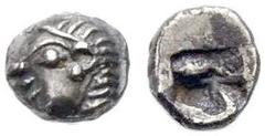 GRIECHISCHE MÜNZEN IONIEN KOLOPHON Viertelobol (Tetartemorion), 6. Jh. v. Chr. Apollonkopf n. l. Rv. Viergeteiltes Quadratum incusum. 0,21 g. SNG von Aulock 1810 (Incertum). SNG Kayhan 343-344 und 348