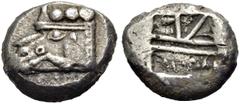 GRIECHISCHE MÜNZEN LYKIEN. PHASELIS. Stater, 530-400 v. Chr. Prora in Form einer Eberprotome n. l.; oben drei Rundschilde. Rv. Quadra­tisches incusum, unterteilt in zwei Parallelen und ein Dreieck. 10