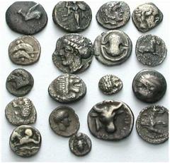 MEHRFACHLOTS SILBERMüNZEN No.: 889 Schätzpreis/Estimate: EUR 550 Kleinmünzen (18). Terina, Sechstel-Nomos, 1,04 g., SNG ANS 874; Thasos, Obole (2), 0,51 g., SNG Cop. 1020 und 0,40 g., Klein, KM 110; A