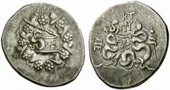 GRIECHISCHE MüNZEN MYSIEN No.: 1228 Schätzpreis/Estimate: EUR 120 PERGAMON. Cistophor, 85-76. Cista mystica mit geöffnetem Deckel, aus dem Innern windet sich eine Schlange, aussen Efeukranz. Rv. Bogen