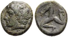 GRIECHISCHE MÜNZEN. SIZILIEN. SYRAKUS. Agathokles, 317-289 v. Chr Bronze, 317-305 v. Chr. Kopf des Apollon mit L. n.l., unter dem Halsabschnitt AI, hinter dem Kopf Tropaion. Rv. Triskeles. 6,55 g. Cal