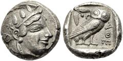 GRIECHISCHE MÜNZEN. ATTIKA. ATHEN. Tetradrachmon, 449-431 v. Chr. Kopf der Athena mit Helm und Ohrring n. r., auf dem Helmkessel drei Lorbeerblättter und eine Ranke. Rv. ΑΘΕ Eule n. r., Kopf frontal, 