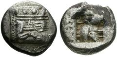 Griechische Münzen LYKIEN PHASELIS. Stater, 530-490. Prora in Form einer Eberprotome n. r., an Deck drei grosse Rundschilde, unten Delphin n. r. Rv. Quadratum incusum mit unregelmässigem Binnendekor. 