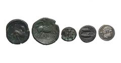 Moedas Hispânicas Lote (8 moedas) Castele - Asse, Burgos 700, MBC-, 16,70g.; Celse (120-50 a.C.) - AE 32, defeito na orla, Burgos 771, BC/BC+, 15,67g.; Ebora, Augusto (27 a.C.-14 d.C.) - Asse, Burgos 
