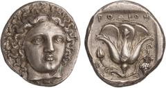 Le Monde Grec Iles de Carie, Rhodes. Tétradrachme vers 404-385. Tête d'Hélios de face, lègèrement tournée vers la droite / RODION Rose avec un bourgeon à gauche; dans le champ gauche, F; dans le champ