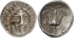 LE MONDE GREC Iles de Carie Rhodes. Tétradrachme vers 385-360 av. J.-C. Tête d'Hélios de face, légèrement tournée vers la droite / Rose avec un bourgeon à gauche. Monogramme à gauche et chapiteau cori